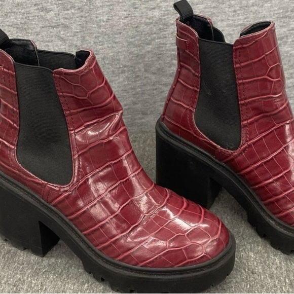 Urban Outfitters Red Ankle Boots with Block Heel - Picture 4 of 5
